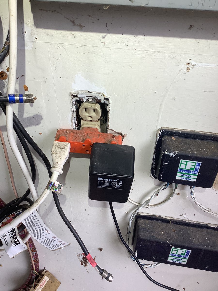 GenzRyan's tweet photo. #SafetyFirst You know these electrical scenarios are bad ⚡ Our electricians can handle all of your electrical jobs, from the needs to the wants 😎 Call 952-388-2955 or Book Online https://t.co/5yBRiftnlJ
#electrical #electricians #outlets #exposedwiring #GFCI https://t.co/jFCwnWtDy7