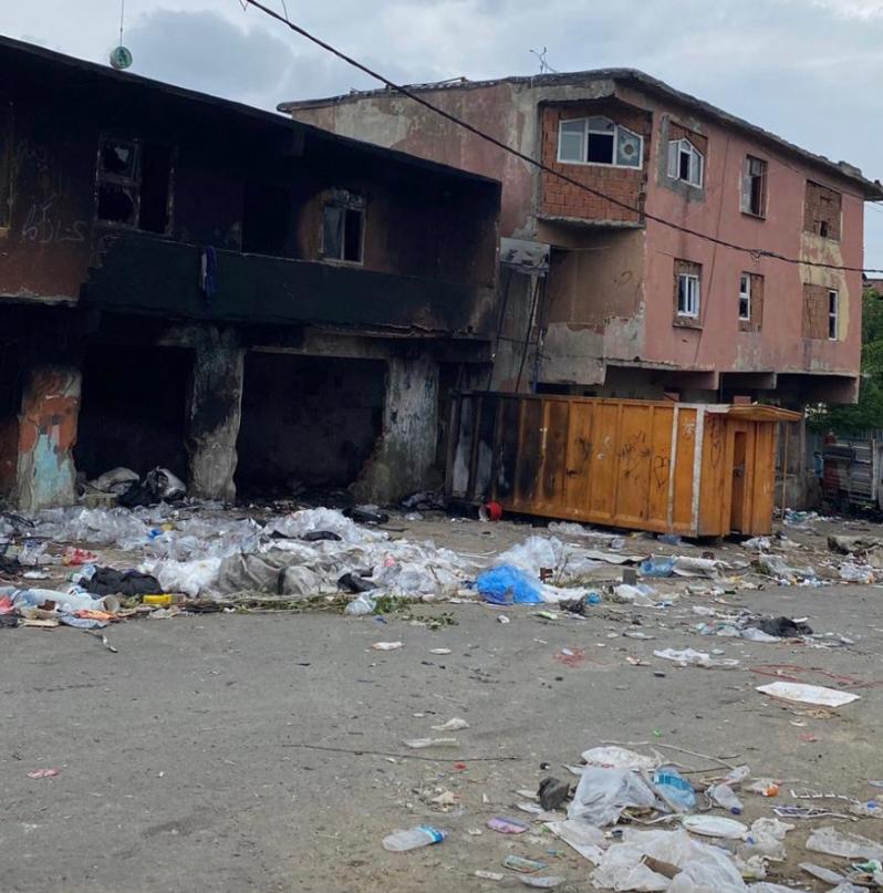 atikkagit's tweet photo. Günlerdir depolarımız yakıldı, yıkıldı, yağmalandı. İnsanlar linç edildi. 15 yaşında hayatını kaybeden genç bir kardeşimiz üzerinden, annesinin gözyaşı halen ıslakken, Zafer Partisi lideri ırkçı Ümit Özdağ'ın, Yenisahra'da yaptığı provokasyonun sonuçlarıdır olanlar! https://t.co/uPVqXrkGXx