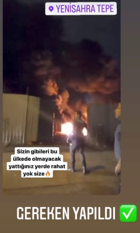 atikkagit's tweet photo. Günlerdir depolarımız yakıldı, yıkıldı, yağmalandı. İnsanlar linç edildi. 15 yaşında hayatını kaybeden genç bir kardeşimiz üzerinden, annesinin gözyaşı halen ıslakken, Zafer Partisi lideri ırkçı Ümit Özdağ'ın, Yenisahra'da yaptığı provokasyonun sonuçlarıdır olanlar! https://t.co/uPVqXrkGXx