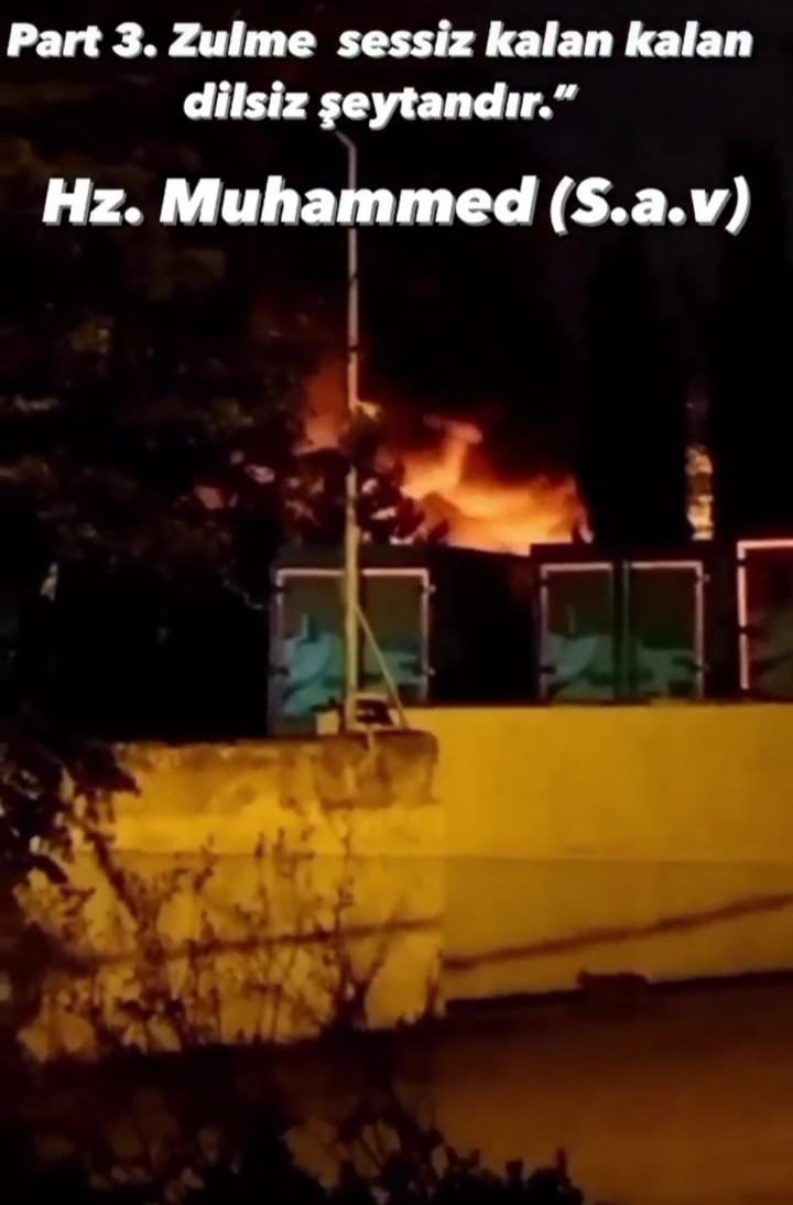 atikkagit's tweet photo. Günlerdir depolarımız yakıldı, yıkıldı, yağmalandı. İnsanlar linç edildi. 15 yaşında hayatını kaybeden genç bir kardeşimiz üzerinden, annesinin gözyaşı halen ıslakken, Zafer Partisi lideri ırkçı Ümit Özdağ'ın, Yenisahra'da yaptığı provokasyonun sonuçlarıdır olanlar! https://t.co/uPVqXrkGXx