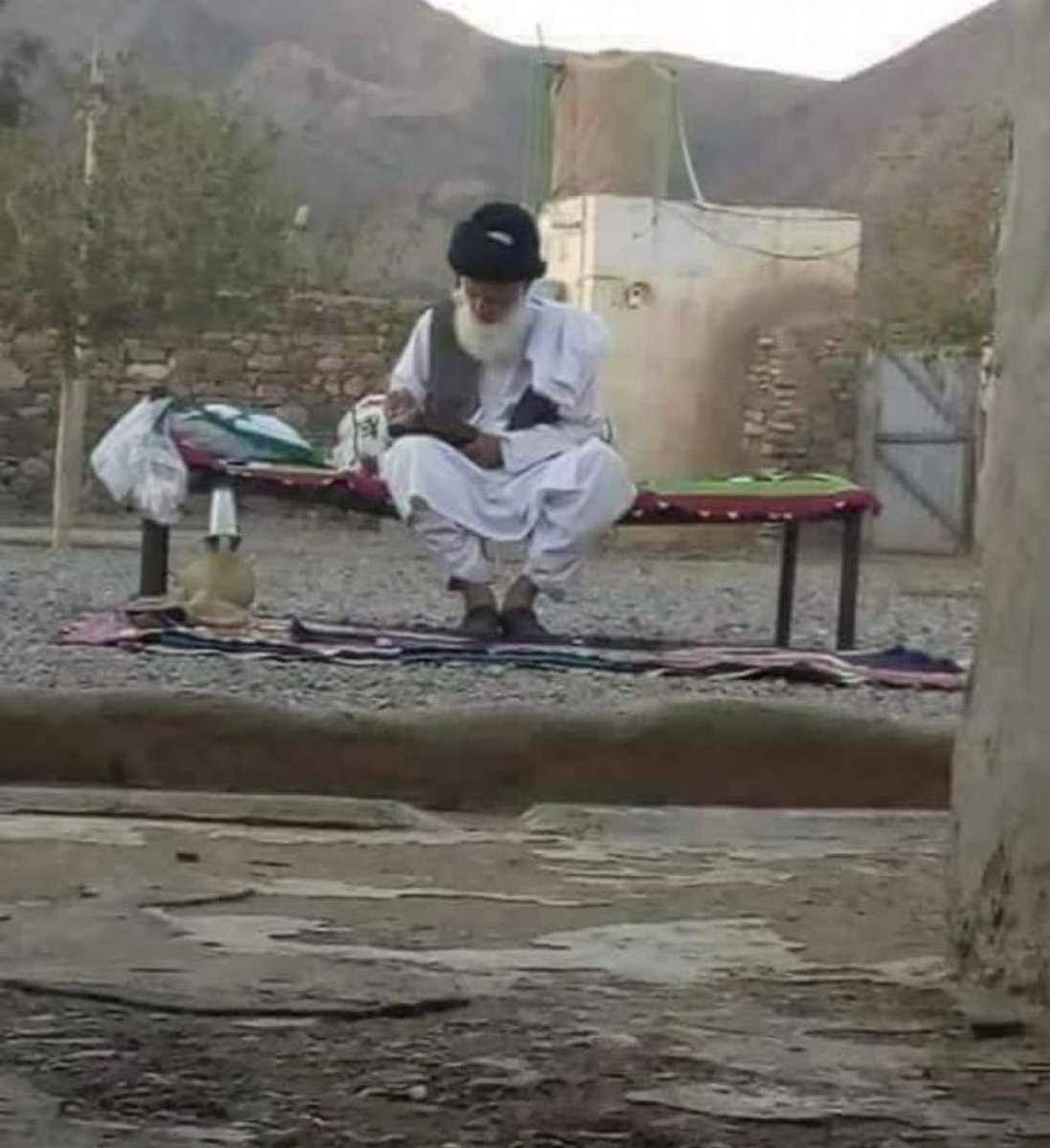 ImranRiazKhan's tweet photo. پرواز ہے دونوں کی اسی ایک فضا میں
کرگس کا جہاں اور ہے شاہیں کا جہاں اور https://t.co/55RvR7OFqE