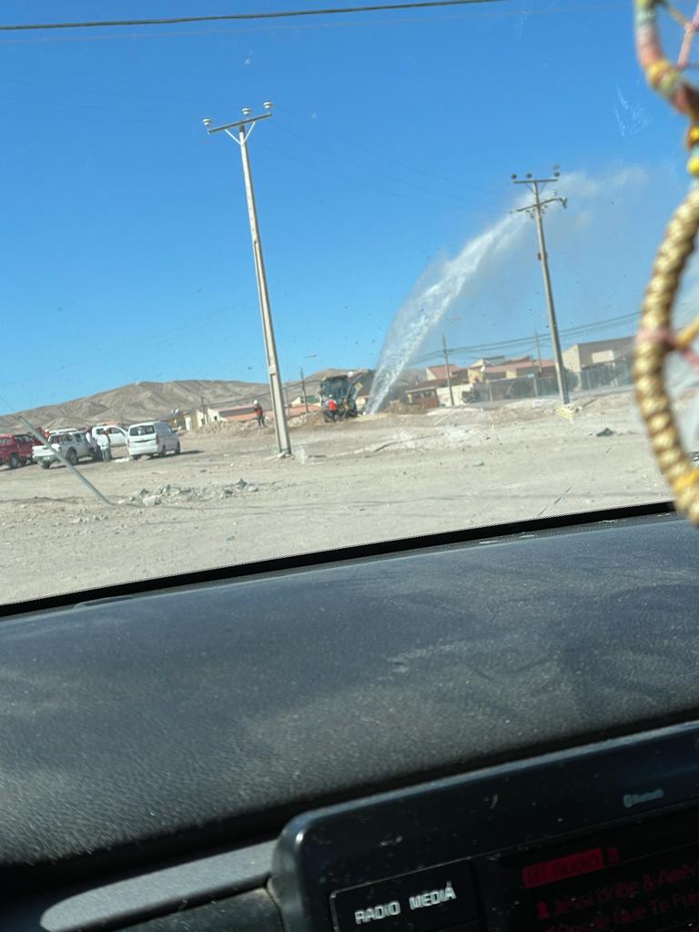 MiEncantadora's tweet photo. Miren @SISS_CHILE desde las 11:45aprox. hasta ahora hay una fuga masiva de agua desde una matriz en Calama. Y @Aguas_Antof aún no lo soluciona siendo más de las 3 de la tarde. Insólita la cantidad de agua que se ha perdido!!! https://t.co/ZmHKjO6Azt