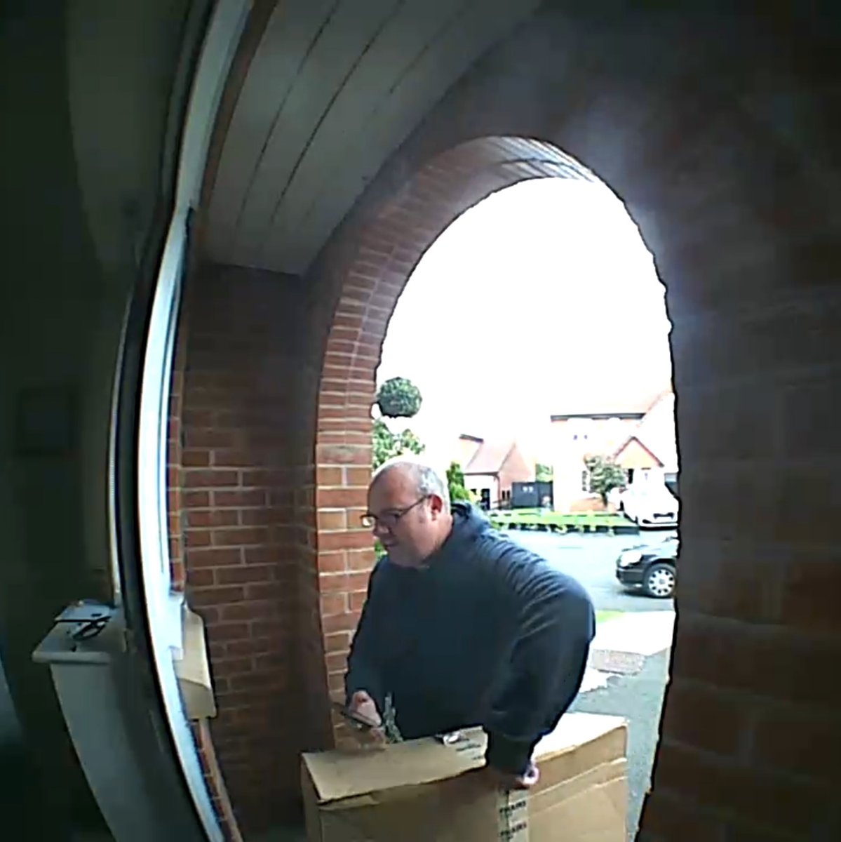 RobertoJones84's tweet photo. @FaridaZeynalova Yes! On Saturday, this legendary fellow - the master of large parcels - delivered my planter lid! The box had a hole, but thankfully there were enough airbags within to protect it from an apocalyptic meteorite strike.

The herbs are now growing, so the guinea pigs are happy! 🐹 https://t.co/WyYliIMcYW