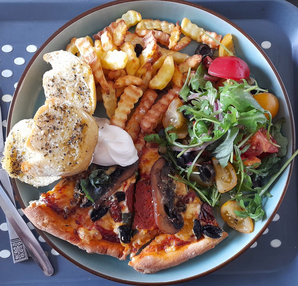 Come home to homemade Pizza/Garlic Bread, Chips &amp; Salad 🍕🥗😋 #veganfood