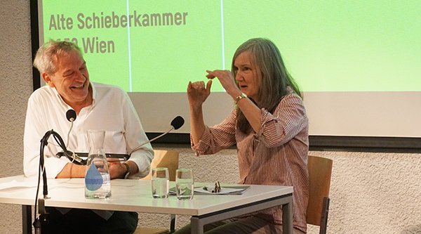 viennapoetry's tweet photo. NELL ZINK, romanautorin, essayistin und naturschützerin & FRITZ OSTERMAYER (sfd):
programmpunkt der schule für #dichtung beim festival sprachspiel @biennalewest (im gedenken an h. c. #artmann und die wiener gruppe)
>> https://t.co/3azduFbq34
#birdwatching #literatur #schreiben https://t.co/JkyYSiPuas