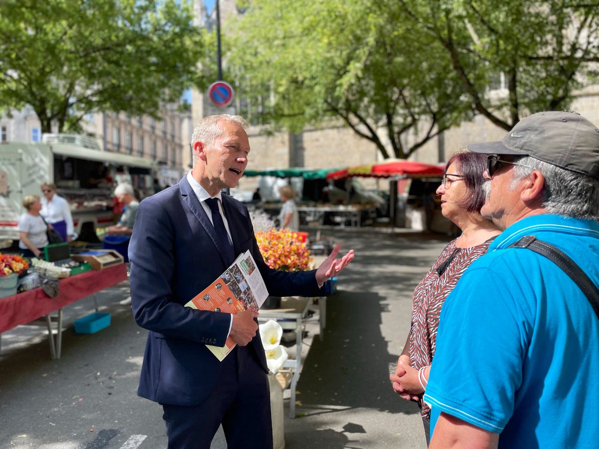 Garot2022's tweet photo. Marché de la Cathédrale ce matin, porte-à-porte à Thévalles cet après-midi : le #GGtour s’est déployé aujourd’hui à Laval pour mobiliser et convaincre d’aller voter dimanche ! https://t.co/lcoRiSp02G