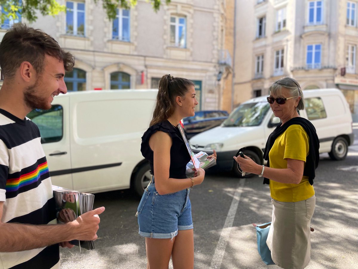 Garot2022's tweet photo. Marché de la Cathédrale ce matin, porte-à-porte à Thévalles cet après-midi : le #GGtour s’est déployé aujourd’hui à Laval pour mobiliser et convaincre d’aller voter dimanche ! https://t.co/lcoRiSp02G
