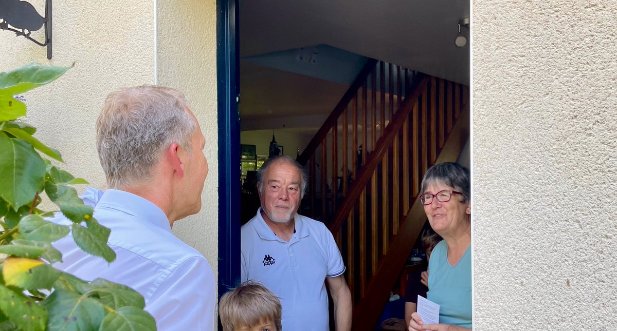 Garot2022's tweet photo. Marché de la Cathédrale ce matin, porte-à-porte à Thévalles cet après-midi : le #GGtour s’est déployé aujourd’hui à Laval pour mobiliser et convaincre d’aller voter dimanche ! https://t.co/lcoRiSp02G