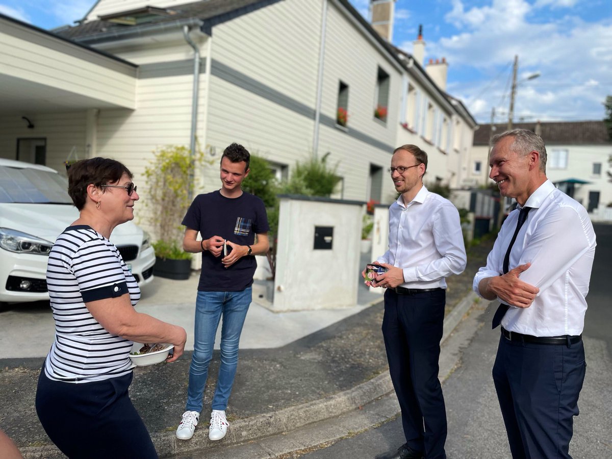 Garot2022's tweet photo. Marché de la Cathédrale ce matin, porte-à-porte à Thévalles cet après-midi : le #GGtour s’est déployé aujourd’hui à Laval pour mobiliser et convaincre d’aller voter dimanche ! https://t.co/lcoRiSp02G