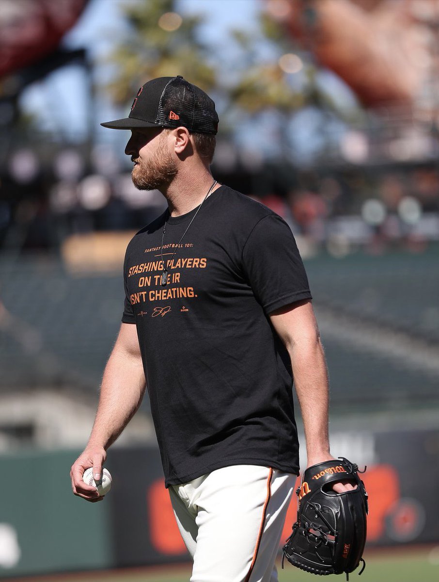 FieldYates's tweet photo. Missed this yesterday: the Giants showed up to their game yesterday with shirts that read: “Fantasy Football 101: Stashing players on the IR isn’t cheating.” 

Classic. https://t.co/dEebIUjTfZ