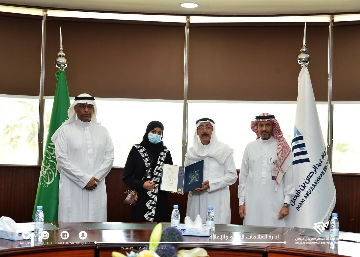 IAU_KSA's tweet photo. #جامعة_الإمام_عبدالرحمن_بن_فيصل ، تمنح #الماجستير_الفخرية لطالبة الدراسات العليا المتوفاة #هيفاء_النحيط (رحمها الله)، تقديراً لها بعد مسيرة علمية حافلة بالإنجازات العلمية، وابنتها تثمن هذه اللفتة الكريمة من إدارة الجامعة. https://t.co/Sz690a0SVm