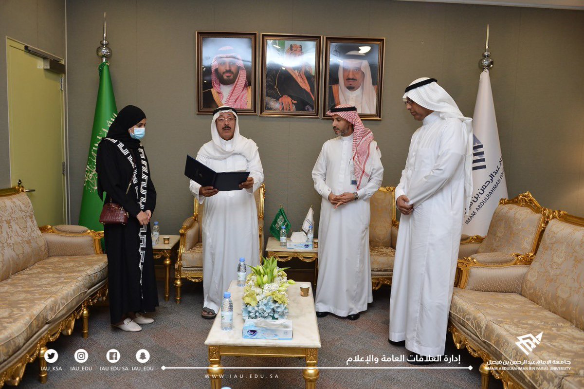 IAU_KSA's tweet photo. #جامعة_الإمام_عبدالرحمن_بن_فيصل ، تمنح #الماجستير_الفخرية لطالبة الدراسات العليا المتوفاة #هيفاء_النحيط (رحمها الله)، تقديراً لها بعد مسيرة علمية حافلة بالإنجازات العلمية، وابنتها تثمن هذه اللفتة الكريمة من إدارة الجامعة. https://t.co/Sz690a0SVm