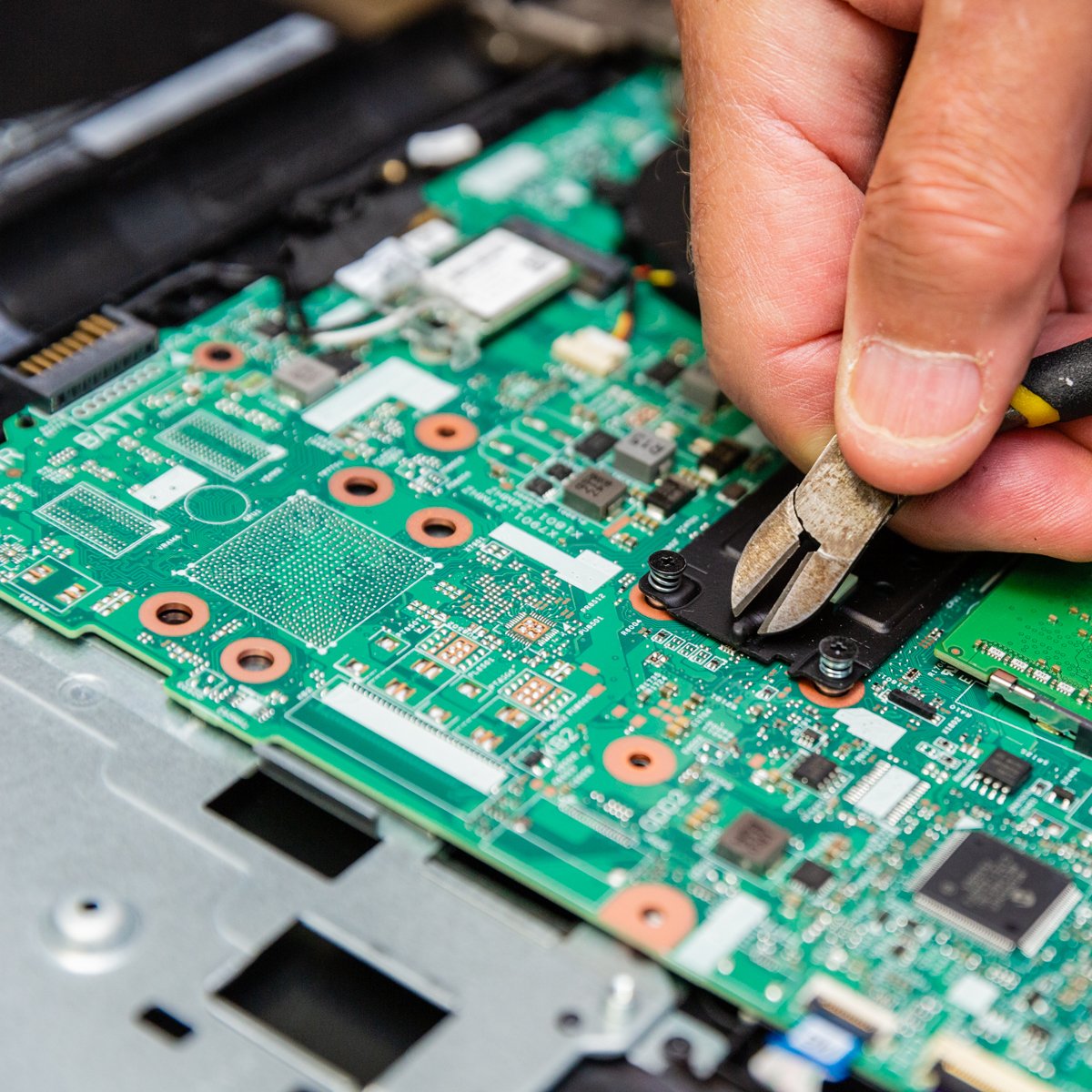 RVFInvestment's tweet image. When you&apos;ve been repairing computers for as long as we have, you pick up a trick or two. #ComputerRevival #COmputerRepair #TechSavvy #TusconAZ #PCRepair