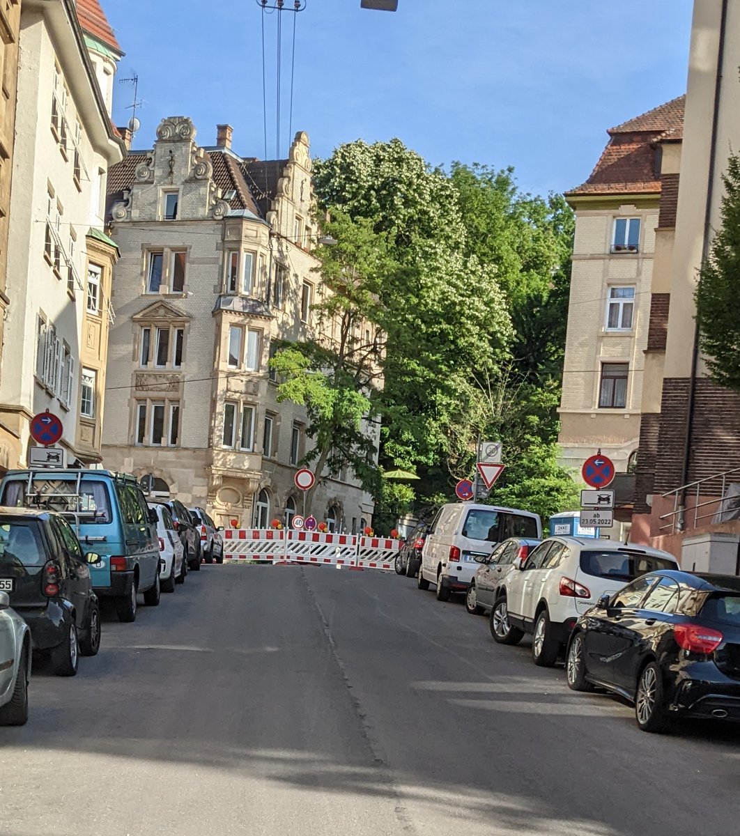 maetses's tweet photo. Warum macht sich @stuttgart_stadt eigentlich die Mühe Halteverbotsschilder aufzustellen? Wenn es keine Konsequenzen hat dort zu parken könnte man das doch gleich bleiben lassen. OA hat in der Straße Tickets für abgelaufene Anwohnerparkausweise ausgestellt. #stuttgartparktfair https://t.co/vFTOWm7fBP