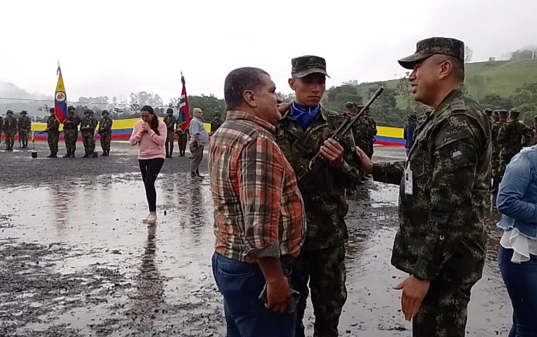 Ejercito_Div5's tweet photo. El compromiso que adquieren nuestros soldados con el país al recibir sus armas, es el de proteger el territorio y su población, así en medio de la lluvia en el #Biter8 lo confirmaron quienes durante 18 meses estarán prestando su Servicio Militar en el #EjeCafetero
#OctavaBrigada https://t.co/4kv9GBSDuc
