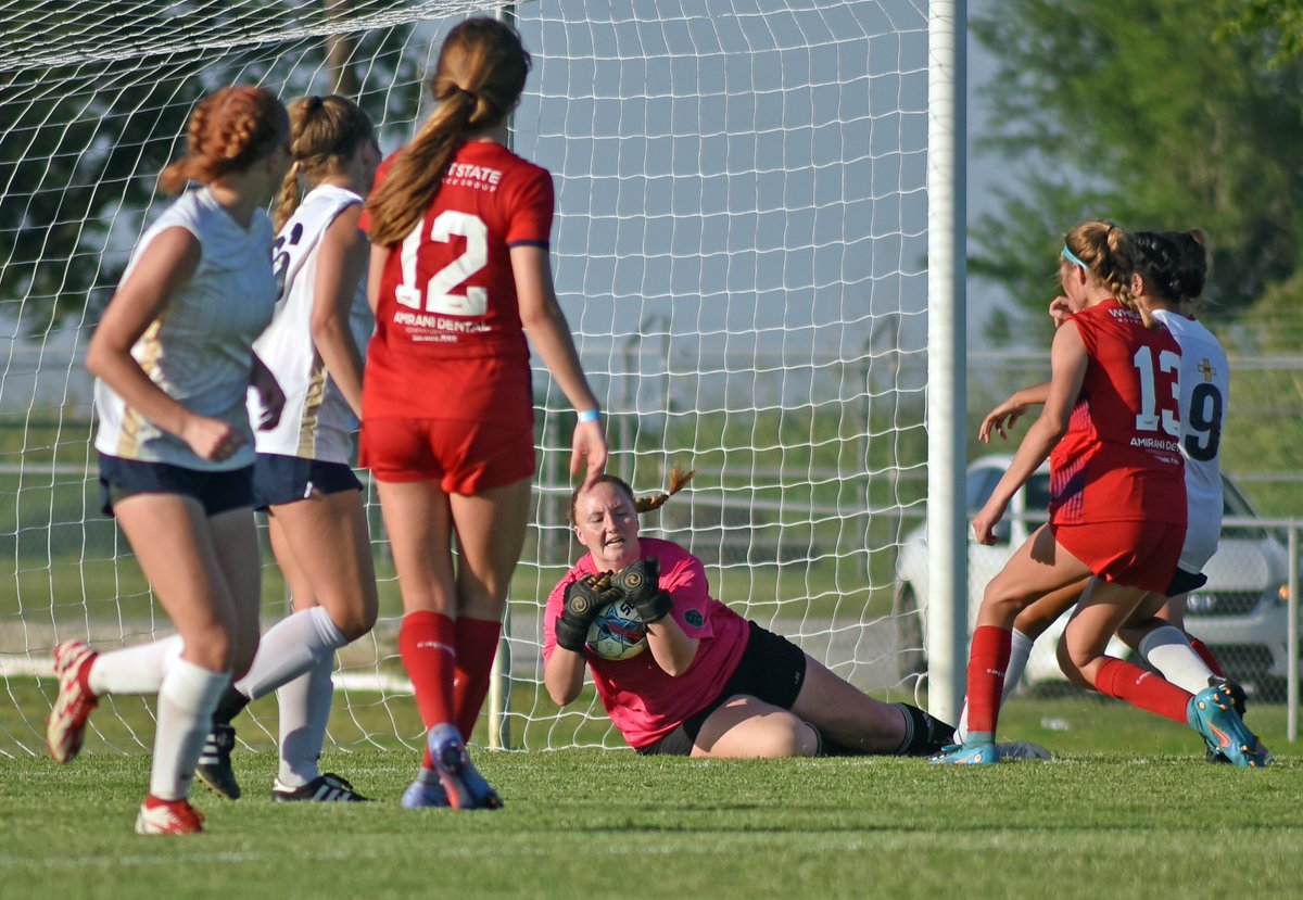 OKCSideFC's tweet image. Here's a few pictures from the absolute swelter of a game last Sunday evening! Jadyn showing her first touch skill. Caid who was absolutely everywhere! Elizabeth between the sticks wrapping up another save! #onside #stayonside