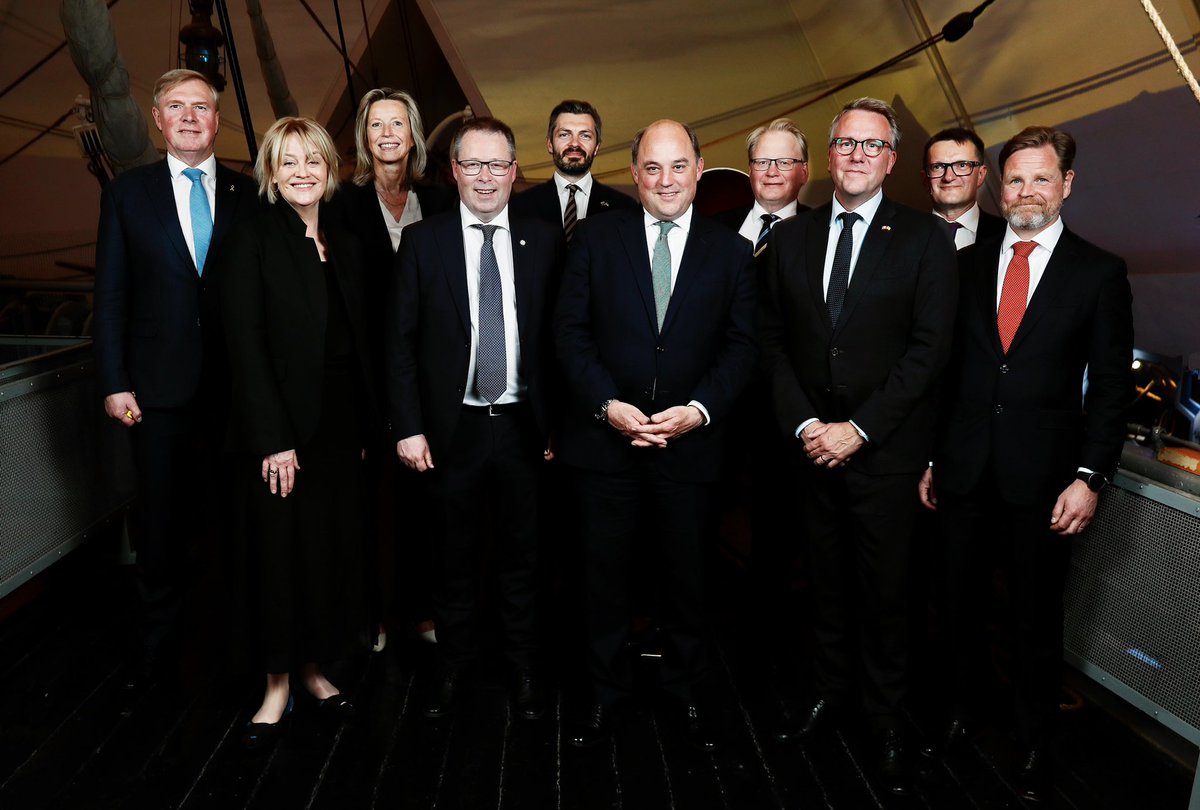 Forsvarsmin's tweet photo. Forsvarsminister @mfMorten sammen med sine kollegaer fra JEF-landene i Oslo. Denne gang samles de 10 lande bl.a. for at træne politisk og militær krisestyring ifm. en sikkerhedspolitisk krise #JEFtogether #dkpol #dkforsvar https://t.co/xXEMv1rvbw