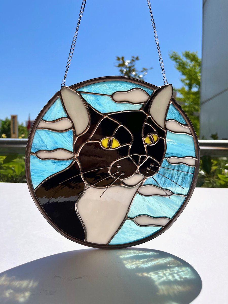 Good evening everyone! #yourbizhour
Here I made a custom #stainedglass cat portrait.
If you are looking for a commission work contact me from: etsy.me/3aYuFvG
#inbizhour #craftbizparty #womaninbizhour #CraftBlogClub #CupcakeHour #SocialMumsHour #petportraits