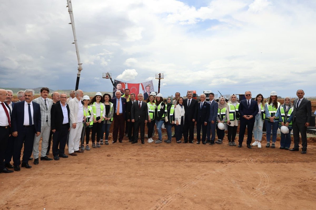valisimsek's tweet photo. Sivas için
✅ Yatırım
✅ Üretim
✅ İstihdam vakti

100 Milyon ₺ yatırımla Demirağ OSB'ye güç katacak fabrikamızın temelini attık. 

Takdirleri ile bölgenin cazibe merkezleri kapsamına alınmasını sağlayan Sn. Cumhurbaşkanımız başta olmak üzere katkı veren herkese teşekkür ederim. https://t.co/98JTEL9Y9b