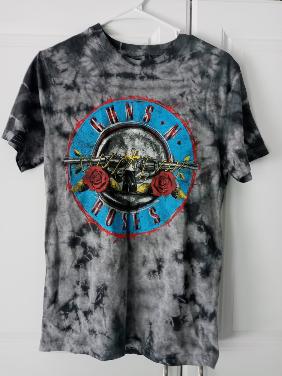 PlantzSells's tweet photo. Listed more clothing buy on Mercari before its gone! #clothing #selling #mercari #mercarireseller https://t.co/lyZhOVj7GG https://t.co/OhdVfJPQpd