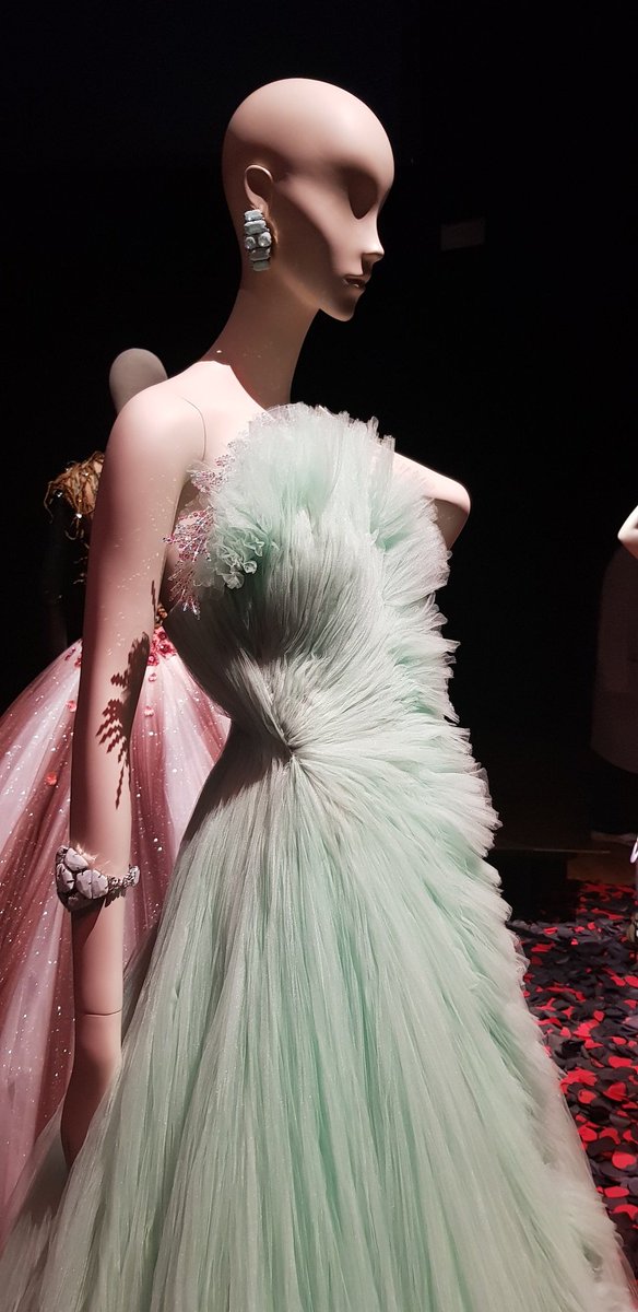 CatMo0105's tweet photo. 💙🤩👗Hommage aux #createursMW 
Avec la #mode au @PalaisGalliera #ExpoLoveBringsLove
Alber Elbaz
@MuseumWeek https://t.co/c0RdC1tZyO