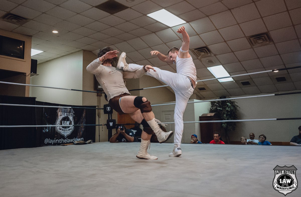 LayinTheLAWDown's tweet image. Fans who showed up to see a Pre Show match, &amp;amp; got a treat as we gave them another, as #BenRambo took on  #LAW newcomer #MikeyB. The imposing #Rambo took this one, after a surprisingly great challenge by the #OneManBoyBand. #LayinTheLAWDown #LAWNextFriday #LAWKaty
📸@TheChadCooper