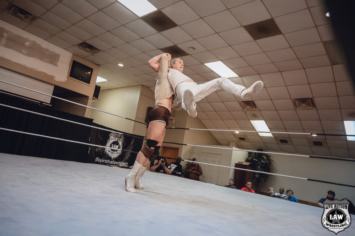 LayinTheLAWDown's tweet image. Fans who showed up to see a Pre Show match, &amp;amp; got a treat as we gave them another, as #BenRambo took on  #LAW newcomer #MikeyB. The imposing #Rambo took this one, after a surprisingly great challenge by the #OneManBoyBand. #LayinTheLAWDown #LAWNextFriday #LAWKaty
📸@TheChadCooper