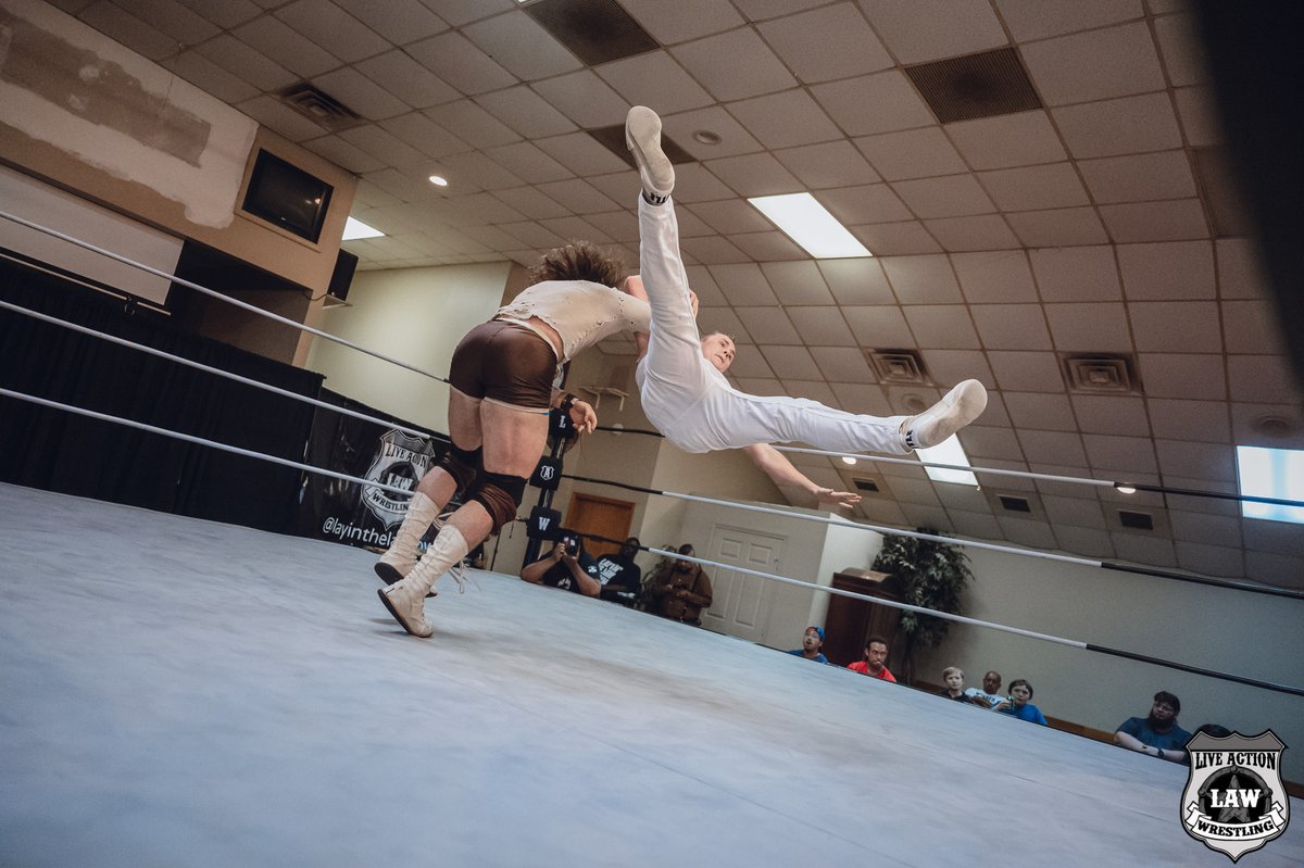 LayinTheLAWDown's tweet image. Fans who showed up to see a Pre Show match, &amp;amp; got a treat as we gave them another, as #BenRambo took on  #LAW newcomer #MikeyB. The imposing #Rambo took this one, after a surprisingly great challenge by the #OneManBoyBand. #LayinTheLAWDown #LAWNextFriday #LAWKaty
📸@TheChadCooper