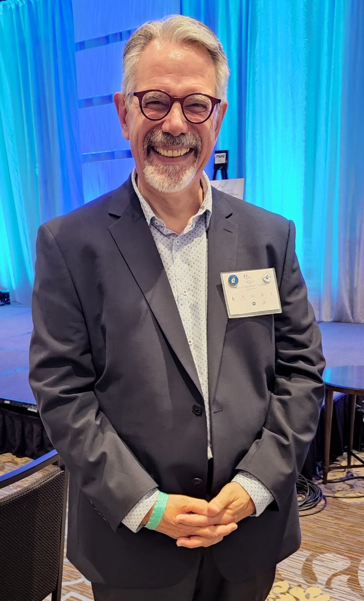 Notre bénévole extraordinaire @BGauthierCEEQ fut reconnu pour sa contribution inestimable à #C2022 #eval2022 A new special award was created for tireless volunteer, Benoit Gauthier! Every conference needs a Benoit!