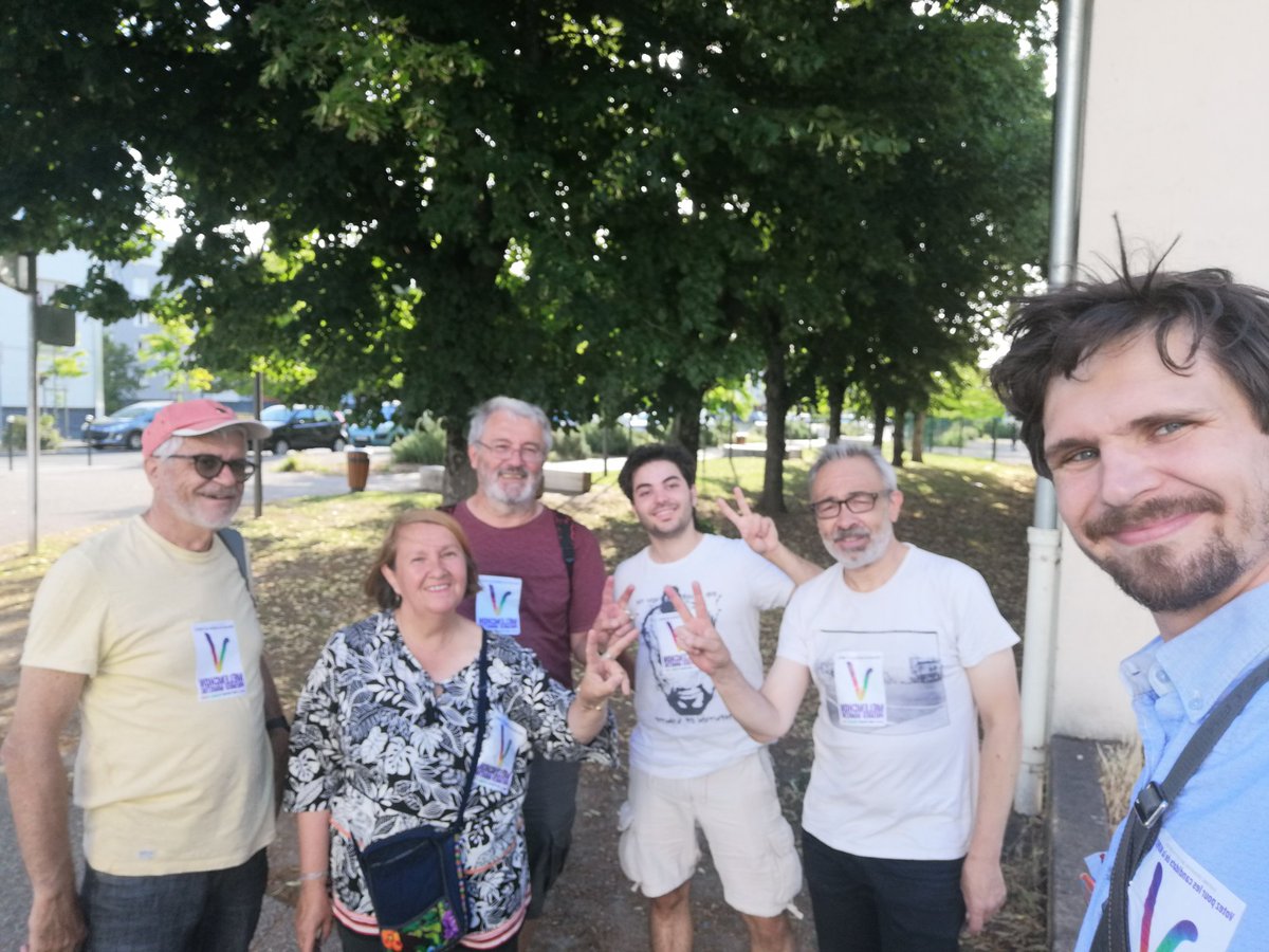 LFIloiret's tweet photo. Quelle dynamique à Saint-Jean-de-Braye, dans le quartier de Pont Bordeau: toutes les portes s'ouvrent sur les grands sourires de citoyens conquis par les propositions d'@OlivierHicter, candidat #Nupes sur la #circo45066.

On transforme l'essai dimanche ✌️ !

#legislatives2022 https://t.co/adWt9r823R