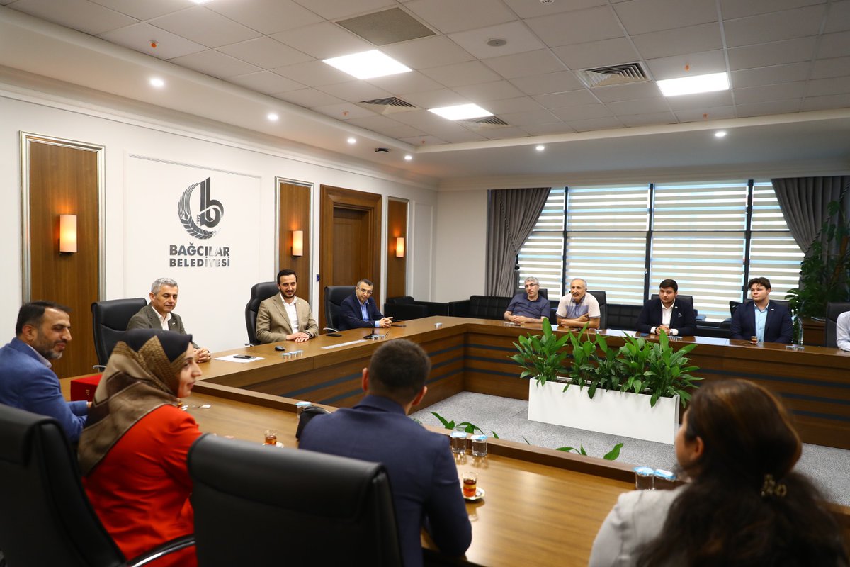 Türk Kızılay Bağcılar ailesi olarak bizlere desteğini hiçbir zaman esirgemeyen <a href="/BagcilarBld/">Bağcılar Belediyesi</a> başkanımız sayın @ozdmrabdllh 'i
ziyaret edip yapılacak güzel işleri istişare ettik.Başkanımıza tam destek ve katkılarından dolayı Kızılay ailesi adına teşekkür ederim.