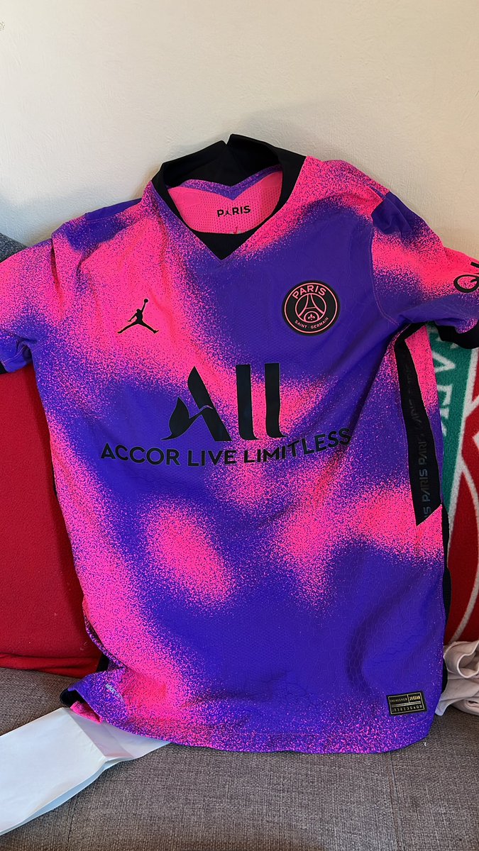 47_shirts's tweet photo. My latest purchase, a shirt I sold when the Mrs car needed the money and I’ve finally been able to replace it, thanks to @ShirtsJames!

An absolute belter! https://t.co/zQd56LiWWd