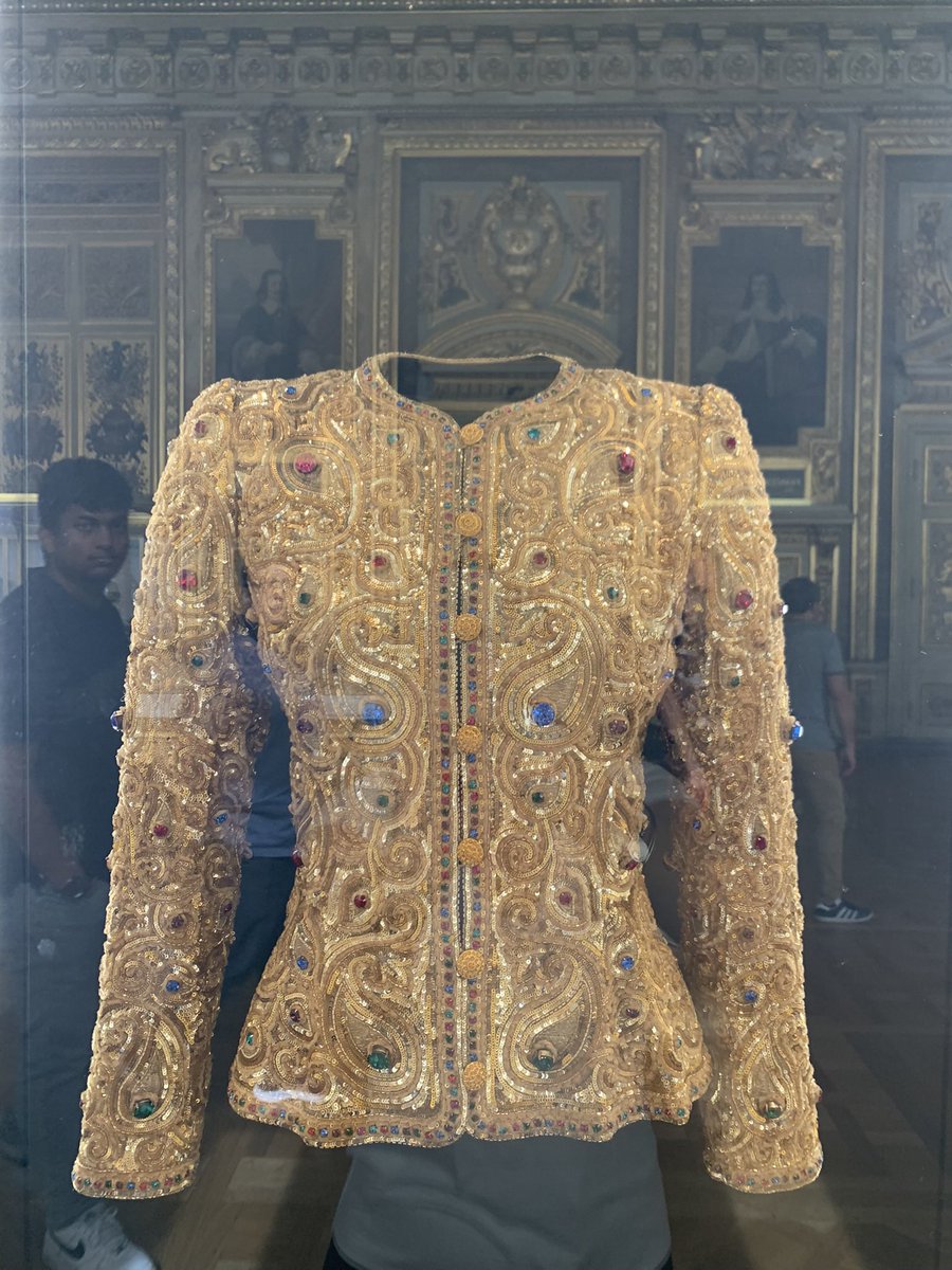 ValCloi's tweet photo. #YvesSaintLaurent #createursMW s'invite au @MuseeLouvre 
#MuseumWeek 🤩 https://t.co/gfSeXsTvNg