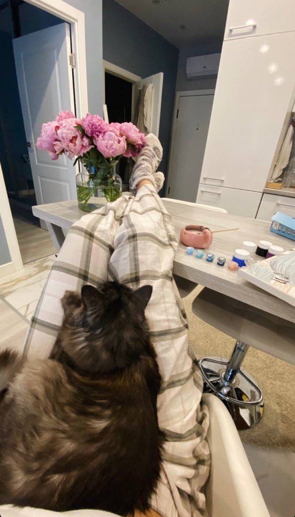 graffckoe's tweet photo. Тред: Ирuна-сториз подозрительно похожие на архив-Кyзнецовa

(Просто интересно поразмышлять)

Фото от 13 июня. 
Опустим то, почему пижама с зимнего периода носится и в летний, когда на дворе жара, также как и, очевидно, тёплые носочки, бывает, ладно, но… https://t.co/nvCEJwG5Yz