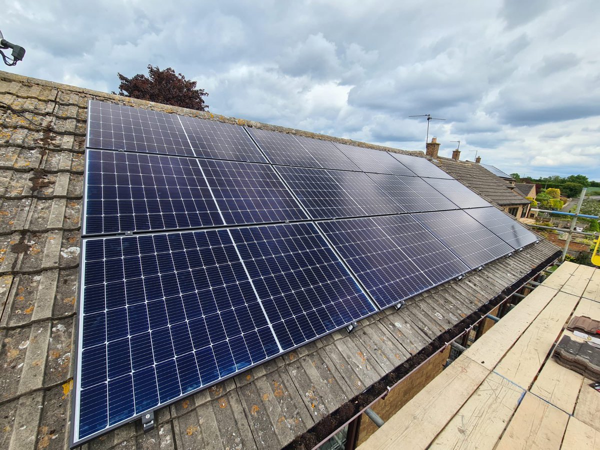 Had Kimi helping me commission <a href="/GivEnergy/">GivEnergy</a> #solarpv system in the loft today <a href="/officialNICEIC/">NICEIC</a> get them started young #GoGreen #energyefficiency