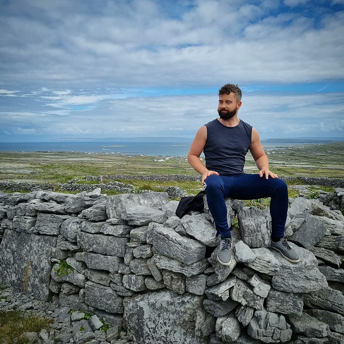deric_tv's tweet photo. Btwn a rock &amp; a hard place☀️📍🇮🇪 #InisMór #aranislands https://t.co/YWGkUfggM5