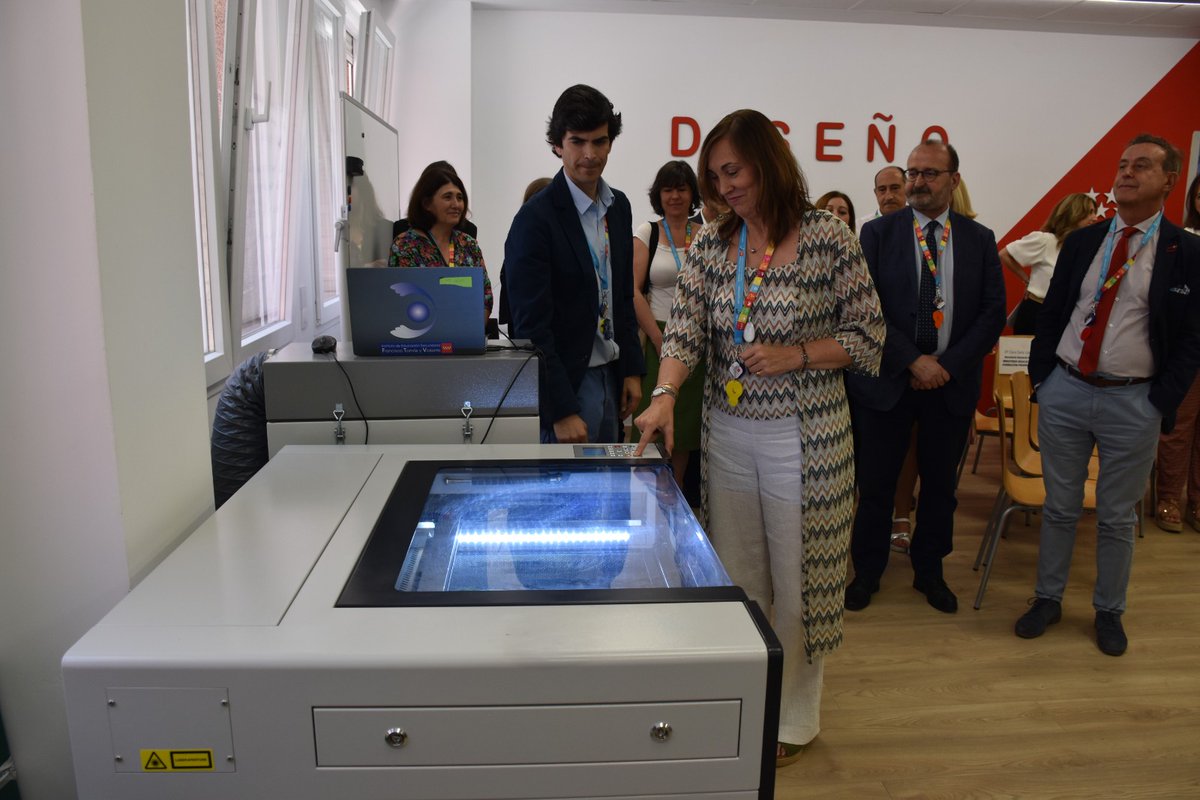 iestomvalmadrid's tweet photo. Aún estamos con resaca de la inauguración de nuestro #TallerMaker #ViveroIESFTV con la participación de @ClaraSanzL, José María Rodríguez y muchos amigos aliados con quienes compartimos el mismo sueño #innovacion #emprendimiento #PoloInnovacionTecnologica #AulaATECA ¡Gracias! https://t.co/la5idYsM9l