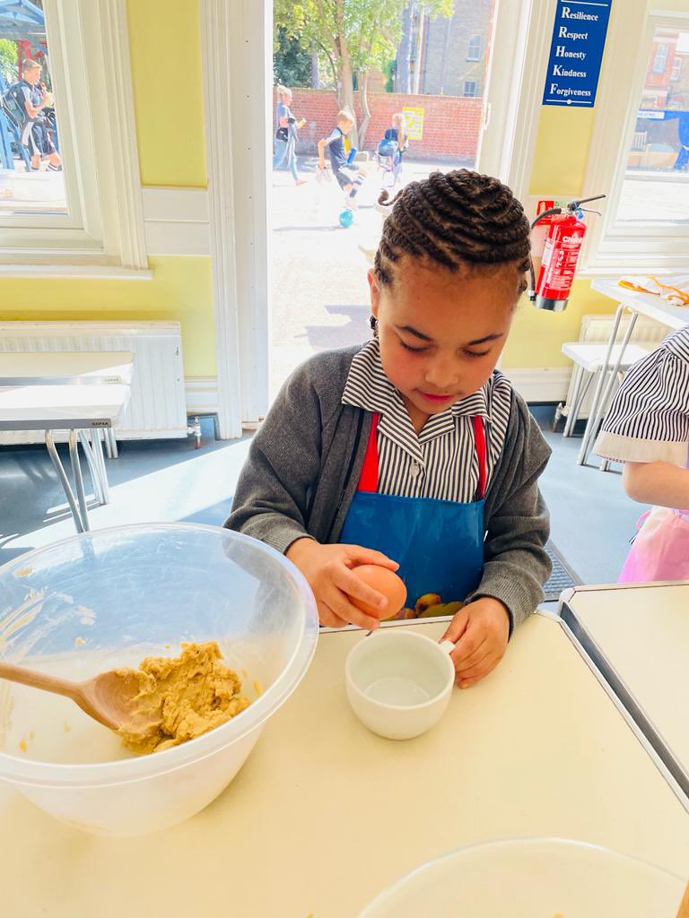 HaddonDene's tweet photo. Baking Club made chocolate chip cookies today. The school was filled with delicious, mouth-watering aromas. #baking https://t.co/xzULBTUJsH