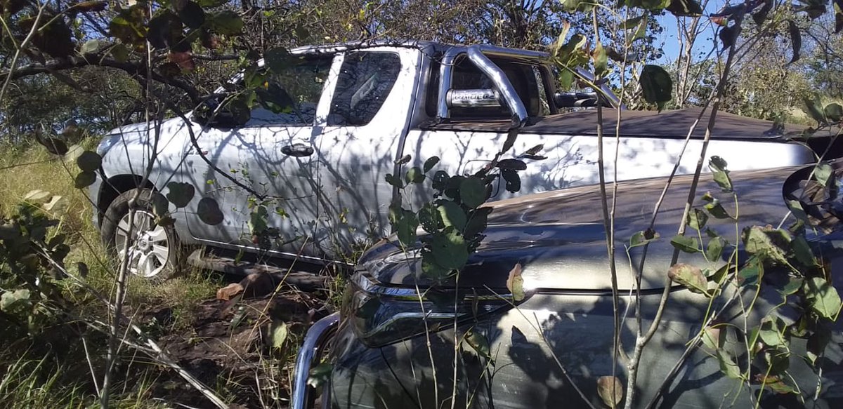 KunapaReporter's tweet photo. BREAKING: One suspect has been killed in a shoot-out with 🇿🇦 soldiers at Mozambique border after the SANDF intercepted 4 stolen cars that were being smuggled out. Three criminals fled #Border https://t.co/EPNUG2QSpk