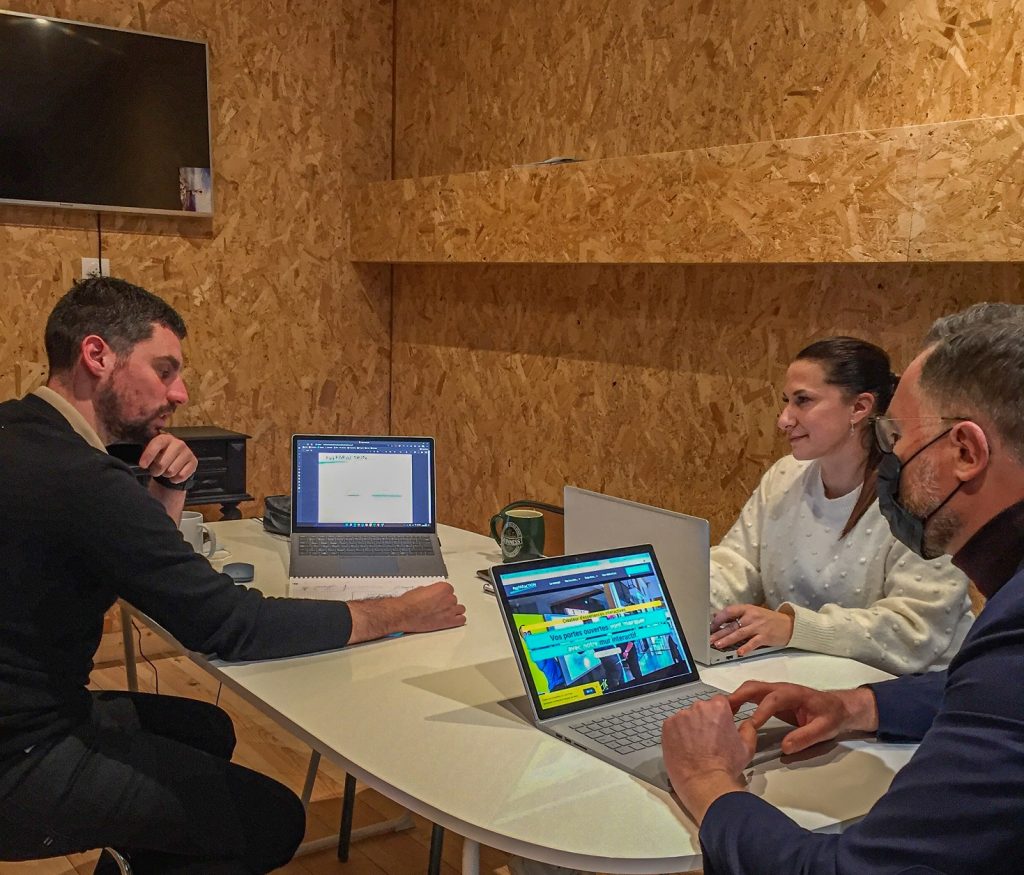VVFOfficiel's tweet photo. " Comment développer des solutions innovantes au service du #TourismeDurable sinon en étant soit même… innovant et durable ? " VVF (@MartinePinville) x @LesCharentes = #Lekko. 🍀
https://t.co/GXWA9BBzhR - Interview sur @VA_Ecotourisme
#innovation #tourisme https://t.co/RaaFbz2VS7