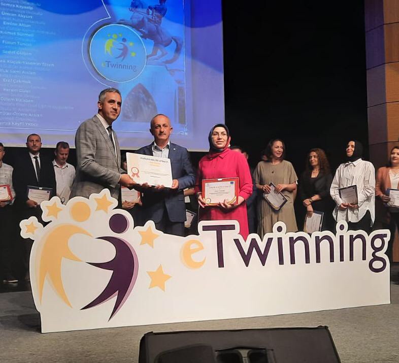 Samsun Kültür Sanat Merkezi'nde düzenlenen  eTwinning ödül törenine katılan  okulumuz "English is the new therapy" ve "Simple Online Steps"  projeleri ile ögretmenimiz Semra Kayaalp Avrupa Kalite Etiketi okulumuz ise Avrupa Kalite Levhası ile ödüllendirildi.<a href="/mehmetalikatip1/">Mehmet Ali KATİPOĞLU 🇹🇷</a>