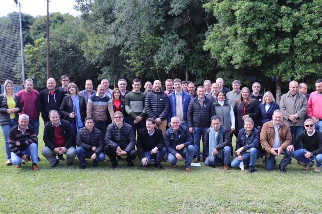 misionhacienda's tweet photo. EL MINISTRO SAFRÁN PARTICIPÓ EN UN ENCUENTRO CON LOS INTENDENTES DE LA CODEIM
👩🏼💻 Para conocer más ingresar a nuestra página web https://t.co/exJlEN79FX
#MisionesAvanza #CODEIM https://t.co/wo8bY8eSKw