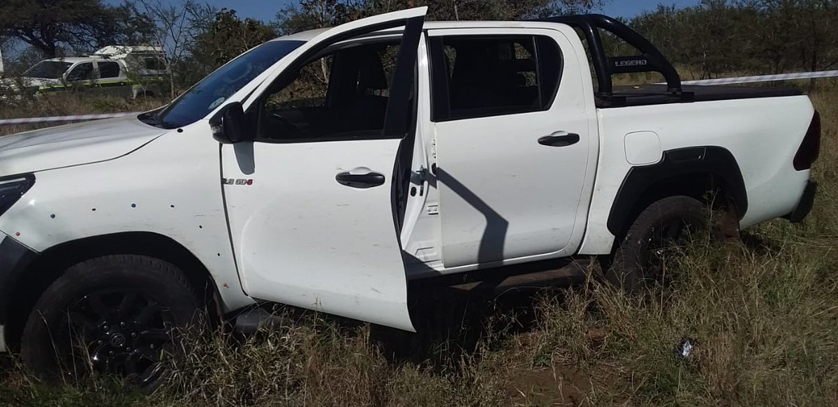 KunapaReporter's tweet photo. BREAKING: One suspect has been killed in a shoot-out with 🇿🇦 soldiers at Mozambique border after the SANDF intercepted 4 stolen cars that were being smuggled out. Three criminals fled #Border https://t.co/EPNUG2QSpk