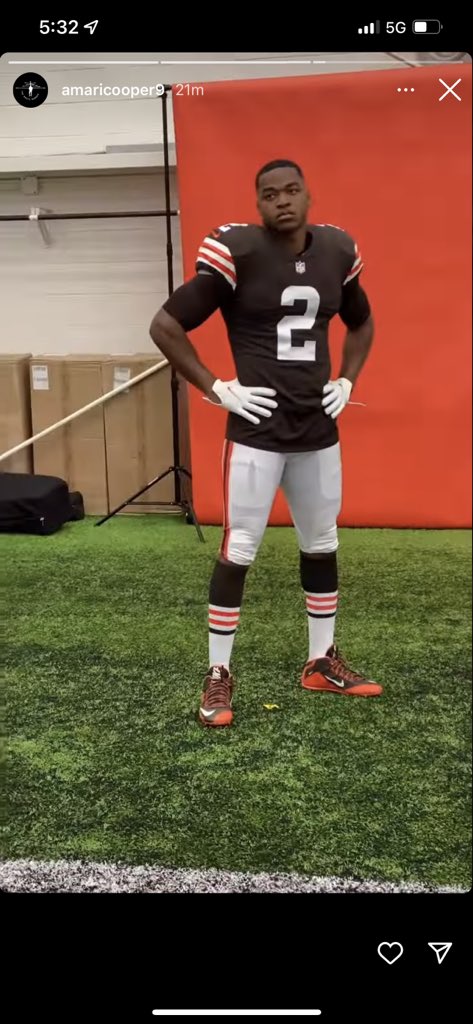 MadddLionnn's tweet photo. Amari Cooper looks like he's being held captive in Cleveland 🤔 https://t.co/zreKMIXKLZ