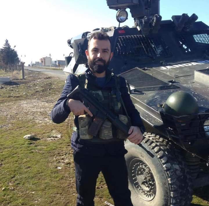 ajansnigde's tweet photo. BAŞIMIZ SAĞ OLSUN NİĞDE 🇹🇷🇹🇷 

Niğdeli Jandarma Kıdemli Üst Çavuş Güngör Gençer tedavi gördüğü Gülhane Askeri Tıp akademisinde şehit olmuştur. Şehidin cenazesi 15.06 2022 ( Yarın) Öğlen namazına müteakip Niğde Merkez şehitliğine defnedilecek. 
VATAN sağolsun. 🇹🇷 https://t.co/BbIAxRpuMD