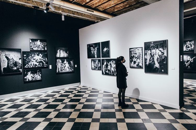 PTV_Malaga's tweet photo. 🤘🏻Si aún no has visitado la exposición fotográfica #DaysOfPunk de @michaelgrecco  en @latermicamlg tienes hasta el 26 de este mes para hacerlo ¡Una pasada! 

🎟 Entrada gratuita

⌚ De M-D de 11.00 a 14.00 y de 17.00 a 20.30 hrs https://t.co/uvUFKiI6Q1