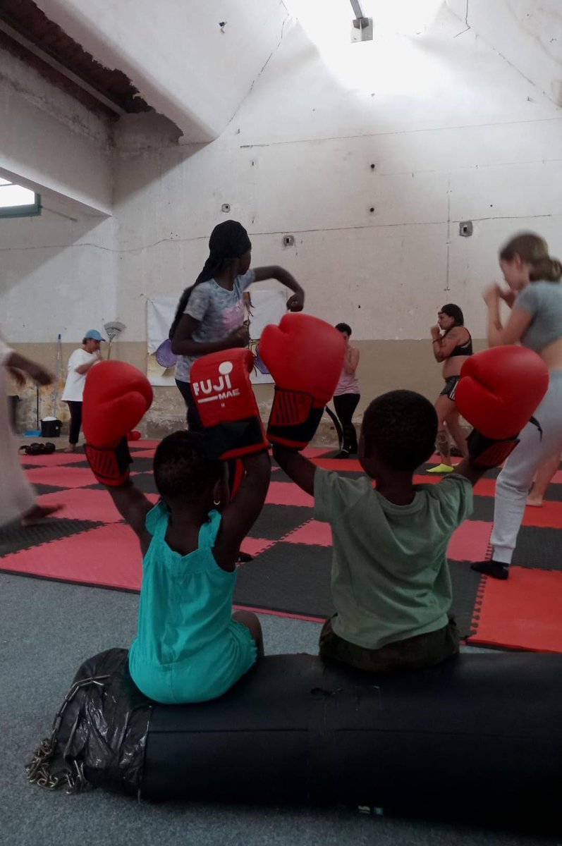 EscolesMaresme's tweet photo. Els dimarts a la tarda boxa no mixta al Gimnàs Popular Lady Tiger de @CanSanpere_ 💜

En acabar l'escoleta, ens unim a l'entrenament amb les peques i algunes mares ✊🏾 https://t.co/jRQphQ1vGy