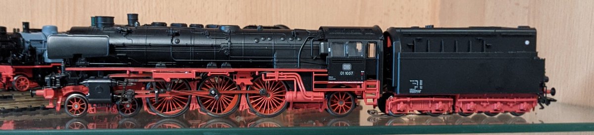 Herr_Filmkorn's tweet photo. Ein neuer Dampfer.
Märklin (39103) 01 1057 Epoche IIIb/c umgebaut auf Öl der Sinus schnurrt wie ein Kätzchen. 

#märklin #maerklin #br0110 #dreizylinder #dampflok #steamengine #modelltrain #modelleisenbahn #h0 #1to87 https://t.co/nfx4bkxcB8