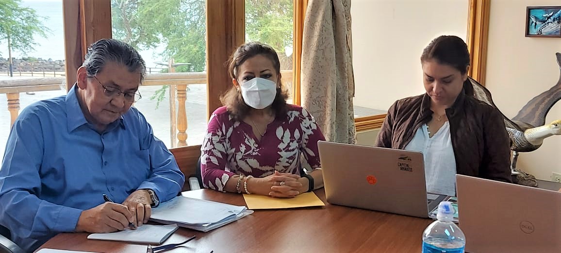 DPS_LosRios's tweet photo. #Galápagos| Cumpliendo con agenda de trabajo en la provincia, la Dra. Alexandra Tamayo, coordinadora de @Salud_CZ5, se reúne con el alcalde de San Cristóbal, Henry Cobos, para evaluar los avances del proyecto de la unidad de diálisis en el hospital Oskar Jandl.

#JuntosPorLaSalud https://t.co/IBcqh5Vu3C