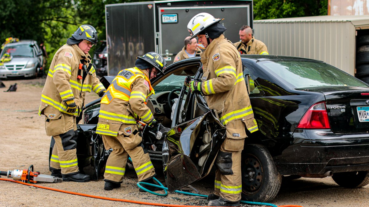 CityOfLakeville's tweet photo. Training day for @LakevilleFireMN! Auto extrication. They practice on cars that have seen some action already. We hope they never have to use these skills, but if they do, they will be ready. #drivesafely #FireTraining #StandingReady 👨‍🚒‍‍🚒🧯 https://t.co/62LnWbUXnh